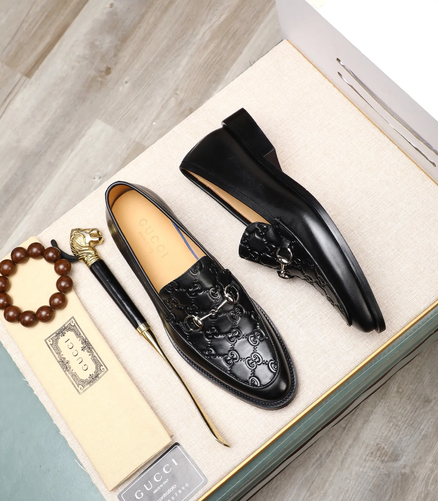 Men's shoes 💰520 (all cowhide) GUCCI high-end formal leather shoes. Original imported first-layer calfskin from Italy. Water-dyed cowhide lining. Original hardware. I believe you will be impressed from the first time you see it. The avant-garde style can no longer fully interpret its elegance. AAA grade rubber outsole. Super comfortable. The original last from the counter ensures its original version and quality. The simple upper ensures its comfort and breathability. A pair of truly good shoes has its own unique soul, prestigious quality, regular size 38-44